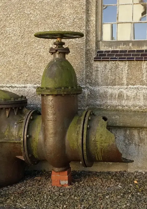 5 tegn på brud i kloakrør under terrassen