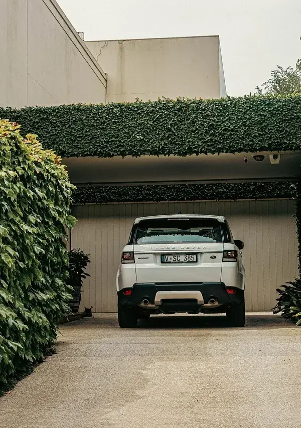 Få en flottere indkørsel med en skraldespandsskjuler   sådan gør du