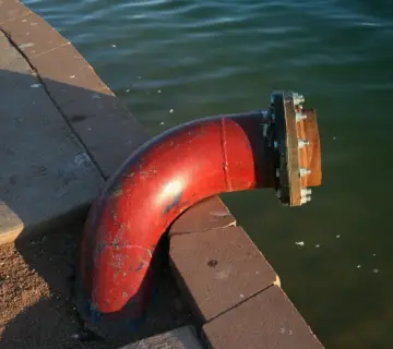 Hvor dybt skal en drænslange lægges i græsplænen?