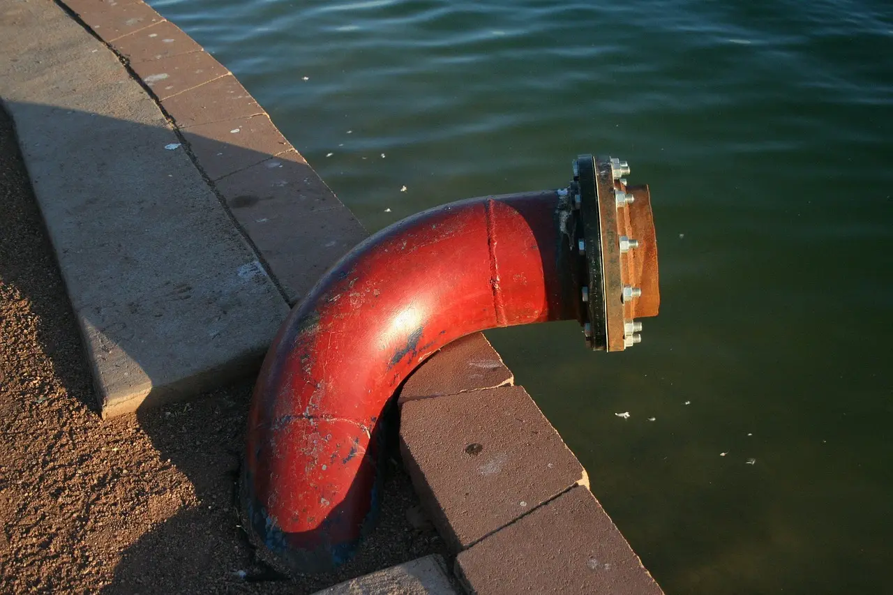 Hvor dybt skal en drænslange lægges i græsplænen?
