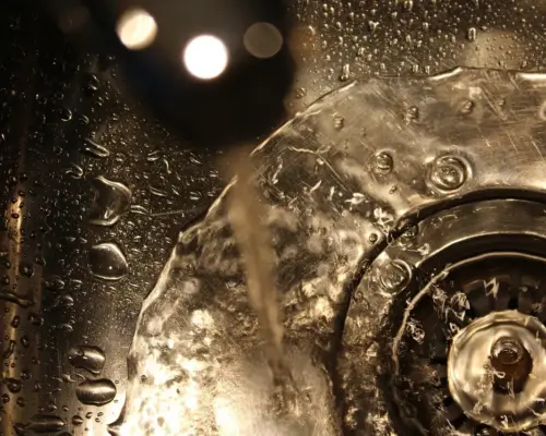 Hvordan renser jeg et tilstoppet køkkenafløb skånsomt?