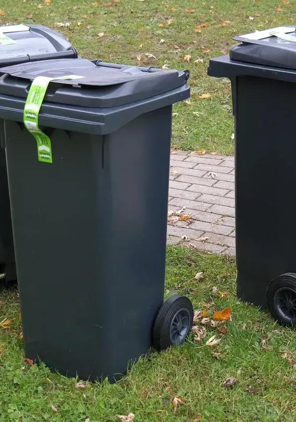 Sådan gør du: Skjul dine skraldespande med en vedligeholdelsesfri skraldespandsskjuler i komposit